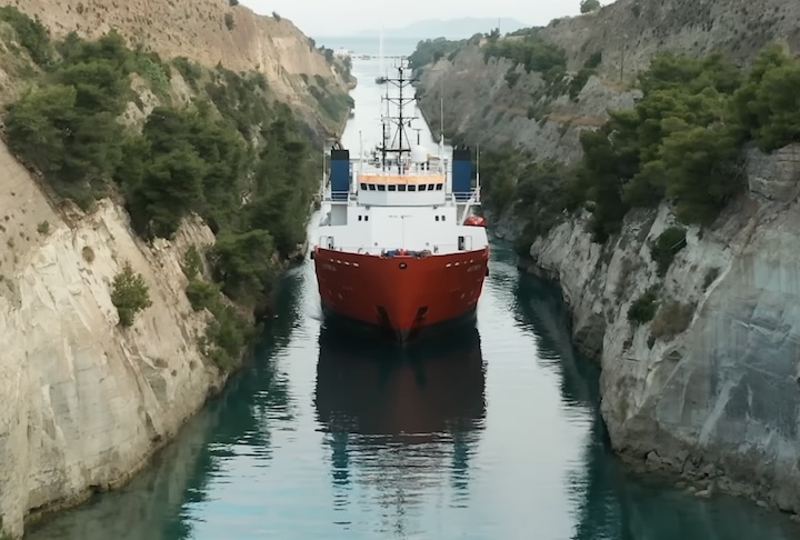 Isso porque a folga mínima amplifica o perigoso efeito de margem (bank effect, em inglês), que puxa a popa do navio para a parede. 