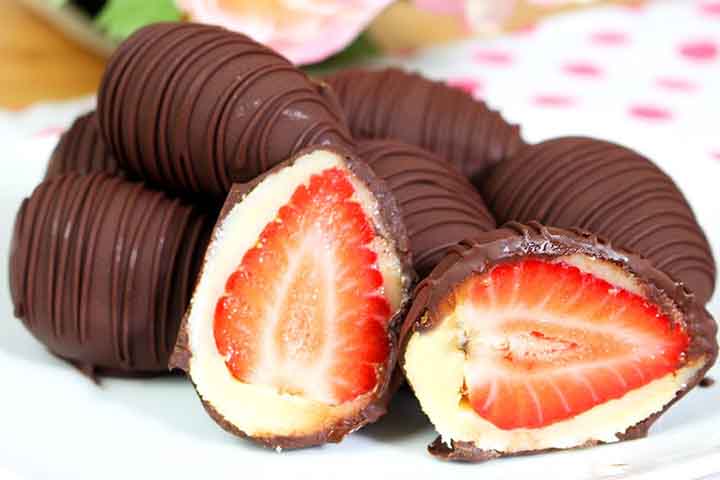 O bombom, por sua vez, geralmente é feito em uma forma própria, com uma fina camada de chocolate, em um molde. Depois de firmes, podem ser recheados com  ganache, licor, geleia, frutas, doce de leite e oleaginosas.