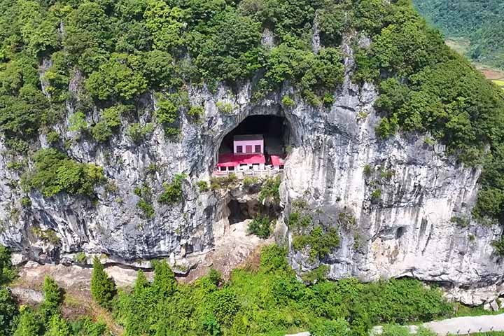 A região é descrita como uma atração turística “5A, repleta de cavernas, rios subterrâneos e cachoeiras.
