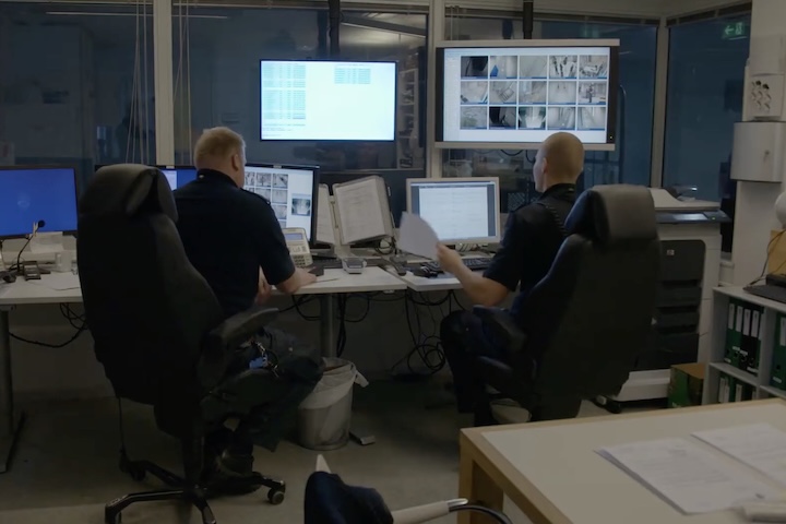 Não é barato sustentar um modelo como o de Halden. O custo anual por preso ultrapassa US$ 90 mil (cerca de R$ 477 mil), valor quase dez vezes maior do que o gasto médio no Brasil.