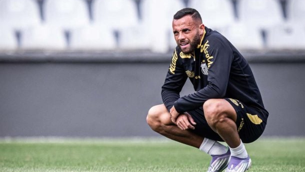 Venda é vista como oportunidade para aliviar o orçamento de 2026, enquanto clube foca renovação com Neymar e planejamento com Vojvoda