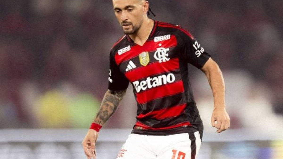 Uruguaio vive temporada histórica, lidera o Flamengo no Brasileirão e vence o prêmio máximo pela primeira vez