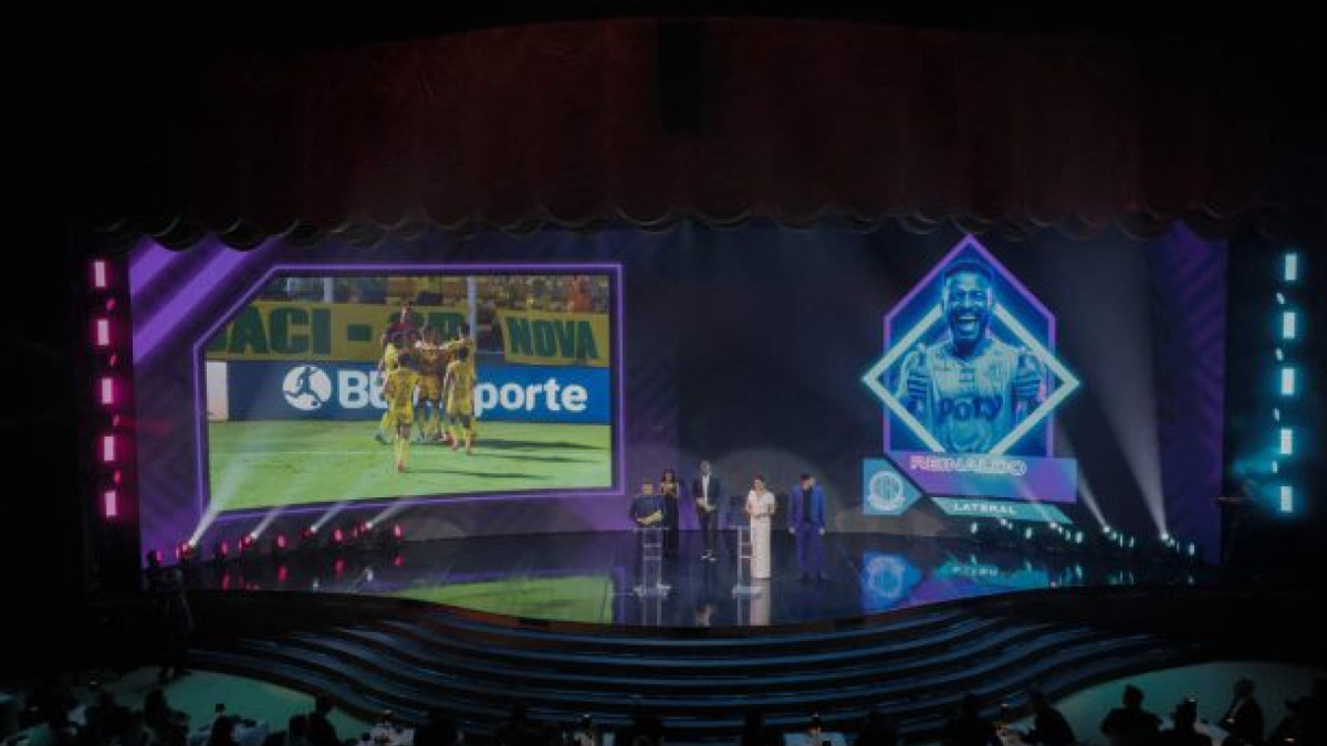 Lateral recebeu o prêmio de melhor lateral-esquerdo do Brasileirão e garantiu que permanece no Leão para a disputa da Libertadores