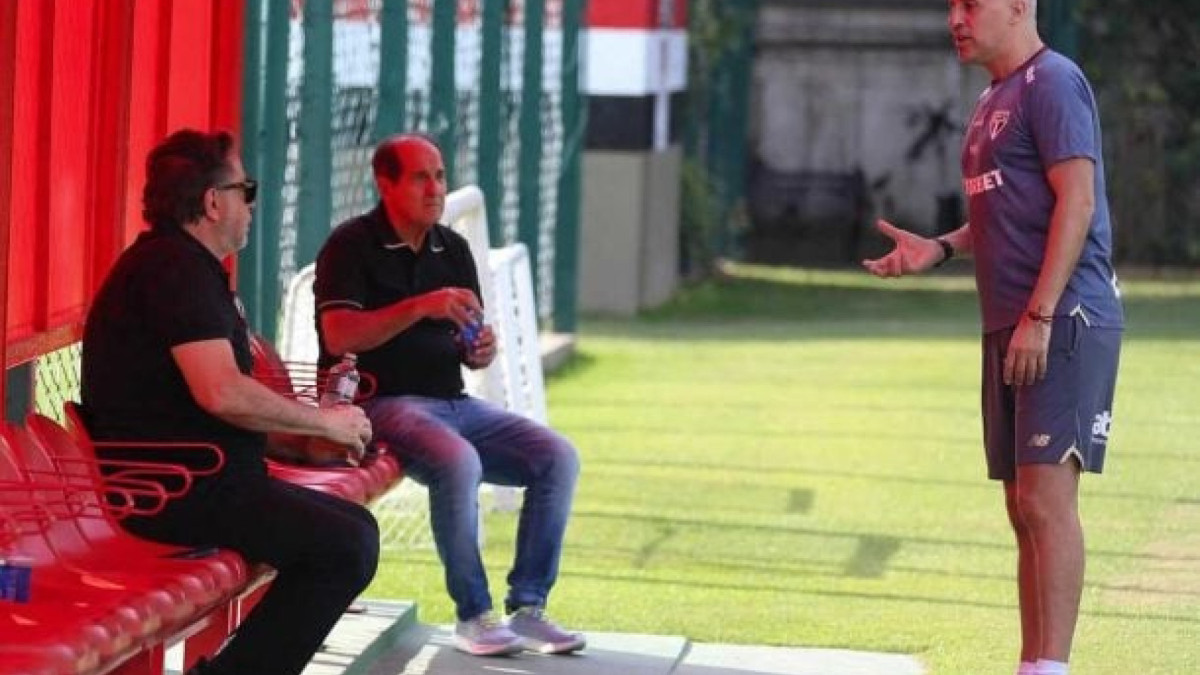 Crespo é mantido para 2026, enquanto diretoria planeja até 15 demissões de funcionários e avalia saída de jogadores com altos salários