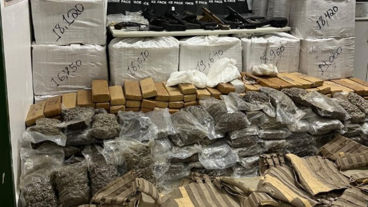 Cerca de uma tonelada de materiais ilícitos foram apreendidos e dois homens foram presos no local