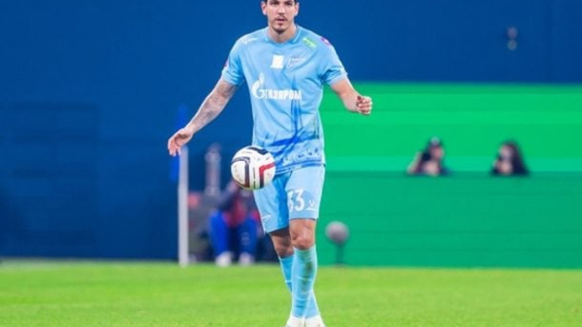 Zagueiro chegou ao Brasil nesta segunda (8) para passar as férias de fim ano com a família. Tricolor quer ser reunir com jogador