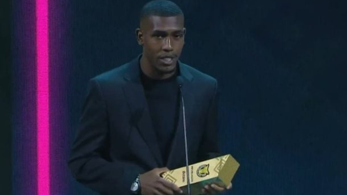 Atacante recebeu o prêmio durante o evento organizado pela CBF na zona sul do Rio de Janeiro 