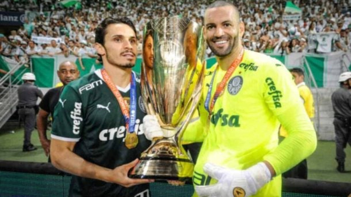 Nova diretoria mostra plano ambicioso ao tentar contratação de grandes nomes para o Imortal. Palmeiras promete jogo duro para negociar jogadores
