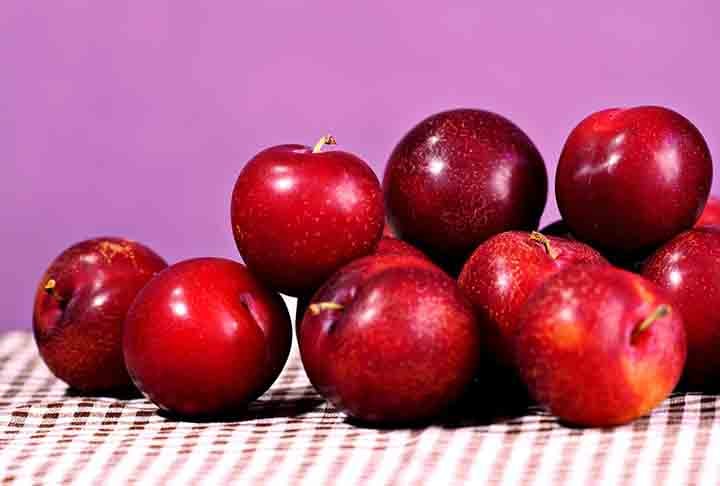 A ameixa, além de saborosa, possui diversas utilidades. Não só na cozinha, mas até para a estética, por exemplo. O fruto, proveniente da ameixeira, é amplamente conhecida por suas qualidades nutricionais e seus benefícios para a saúde. 