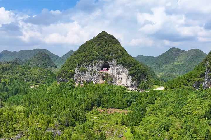 O lugar fica no complexo turístico Dragon Palace (ou Longgong), no município de Anshun.
