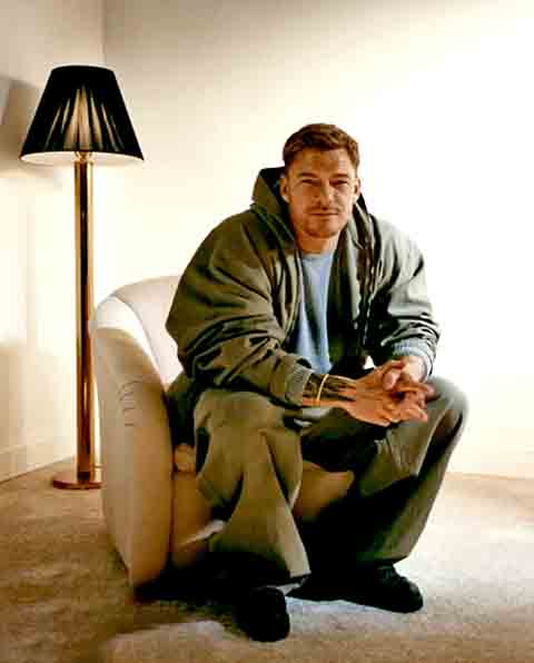 A combinação de presença física imponente, atuação precisa e carisma silencioso o levou ao topo das produções de ação da atualidade, consolidando-o como um dos principais protagonistas do gênero.
