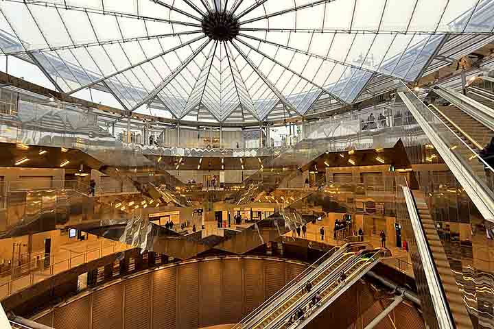 5º) Estação Villejuif – Gustave Roussy, em Villejuif (França): A estação se destaca pelo uso do metal em diferentes acabamentos e pela paleta que vai do cinza ao bronze.
