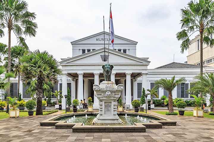 O Museu Nacional da Indonésia, chamado de “Elefante”, guarda coleções monumentais sobre arqueologia, etnografia e história indonésia.