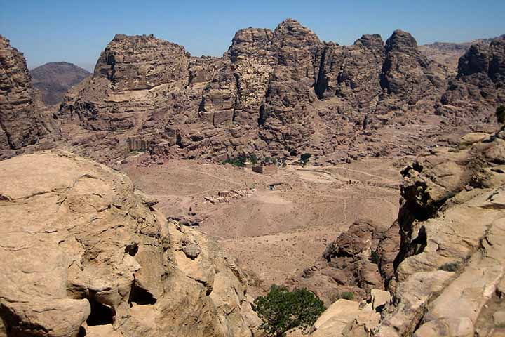 Para os mais aventureiros, Petra oferece diversas trilhas que levam a mirantes pouco explorados, como a trilha até o Alto Lugar do Sacrifício ou até o mirante com vista superior do Tesouro, famoso por render fotos espetaculares.