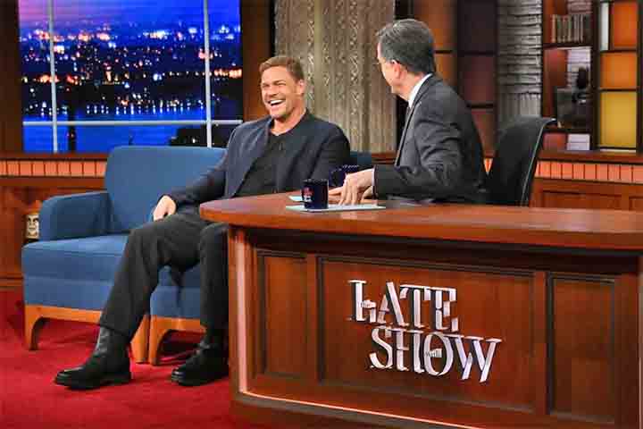 O problema é que o desgaste acumulado já cobra um preço alto. Aos 43 anos, Ritchson admite que o corpo sente cada vez mais os efeitos da rotina. 
