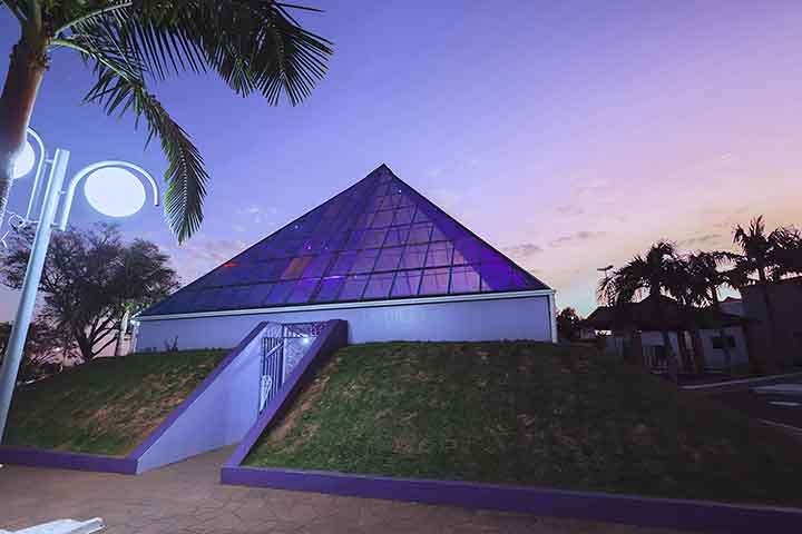 Outro ponto que chama atenção é a Pirâmide Esotérica, construída sobre uma antiga mina. O espaço, cercado por vegetação e silêncio, é voltado para práticas de meditação e atividades espirituais.