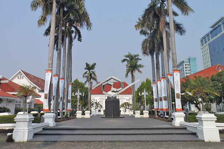 Durante o período colonial holandês, a região onde está a cidade foi renomeada para Batávia. Somente após a independência da Indonésia, em meados do século 20, passou a receber oficialmente o nome de Jacarta.
