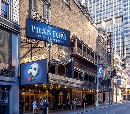 Nos anos 1980, a Broadway viveu sua era de ouro comercial. O produtor britânico Cameron Mackintosh e o compositor Andrew Lloyd Webber levaram à cena sucessos monumentais como Cats, Os Miseráveis e O Fantasma da Ópera, que se tornaram fenômenos de bilheteria e transformaram o teatro musical em espetáculo global. 
