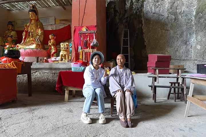 Ela vive sozinha e reclusa na caverna há mais de uma década, zelando pelas estátuas e conduzindo práticas de devoção.
