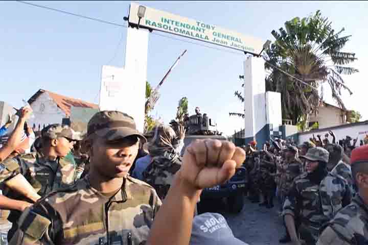 Madagascar conquistou sua independência em 1960, mas desde então, sua história política tem sido bastante conturbada, com golpes militares e disputas entre grupos políticos rivais. 
