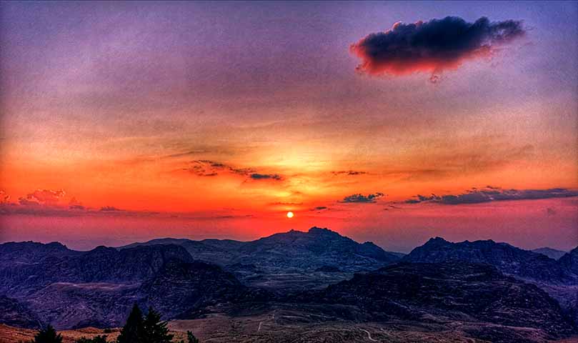 Além das ruínas, Petra é cercada por beleza natural. As formações rochosas, com suas camadas coloridas, criam um cenário impressionante. O pôr do sol em Petra é um espetáculo à parte, com a paisagem ganhando tons dourados que tornam o ambiente ainda mais mágico.