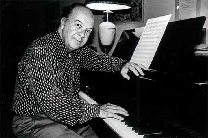 Ele foi também regente de prestígio internacional e fundador da Orquestra Sinfônica do Teatro Nacional de Brasília. Santoro representa o músico múltiplo, comprometido tanto com a criação quanto com a difusão da música de concerto no país.
