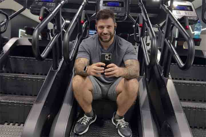Em suas redes sociais, ele costuma compartilhar momentos de sua rotina, que inclui treinos intensos, passeios de moto e o convívio com seu papagaio de estimação. 
