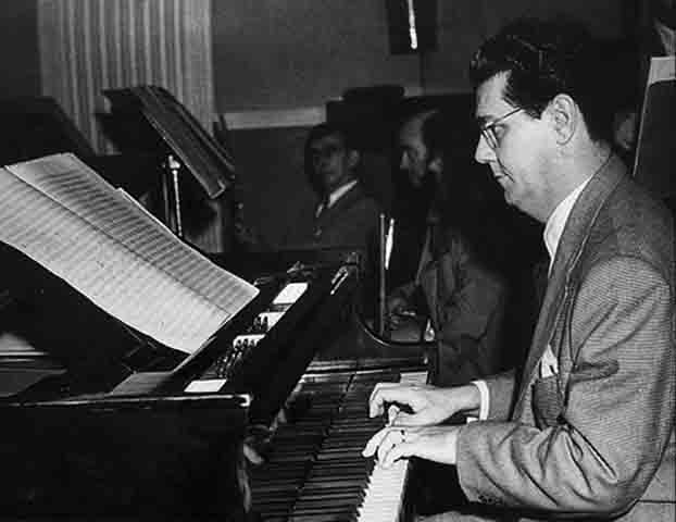 Radamés Gnattali (1906–1988) - Maestro gaúcho, destacou-se pela habilidade em transitar entre o erudito e o popular. Pianista, maestro e arranjador, trabalhou com nomes como Pixinguinha, Tom Jobim e Elis Regina, criando arranjos que uniam sofisticação orquestral com a espontaneidade da música popular. 
