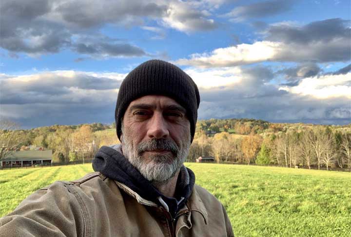 O ator e produtor norte-americano Jeffrey Dean Morgan é um dos homens de sucesso na indústria do entretenimento. Ele tem uma carreira que abrange desde papéis dramáticos a personagens complexos em produções populares, construindo, assim, sólida reputação.  