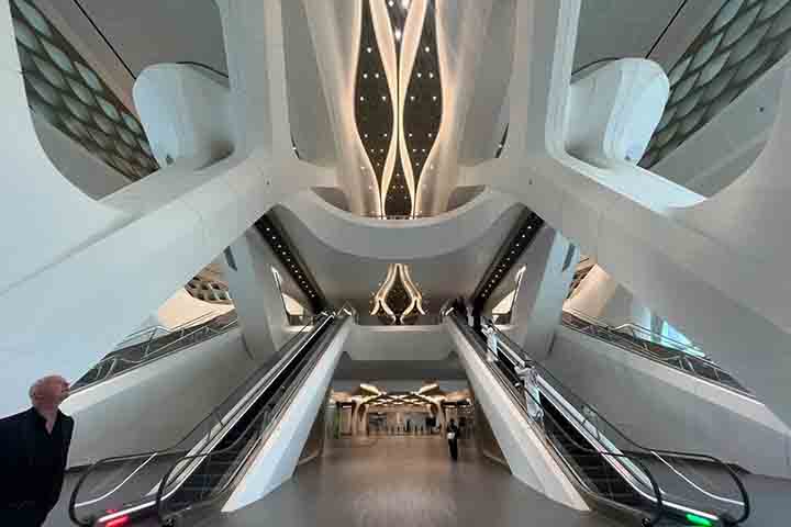 O design da estação mistura referências naturais — como padrões criados pelo vento no deserto e a forma de uma rosa do deserto — com tecnologias avançadas usadas para estudar fluxos de pessoas, trens e veículos.