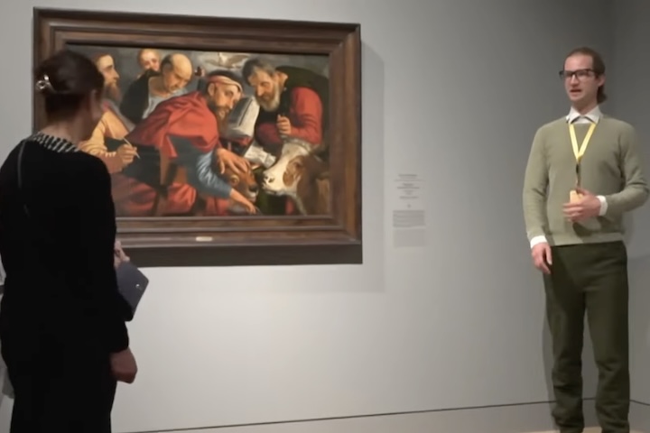 O sucesso é tão grande que, segundo uma publicação do museu no Instagram em setembro, todos os passeios conduzidos pelo “guia rabugento” já estavam totalmente vendidos até o fim do ano.