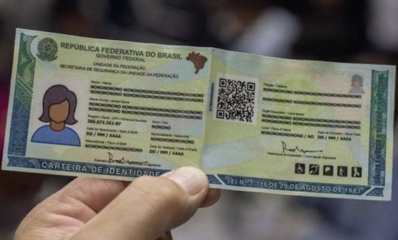 O documento é emitido em versão física e acompanhado de uma versão digital, disponibilizada no aplicativo Gov.br — o modelo em cartão também pode ter custo definido pelos estados. 