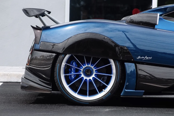 Esse é um modelo extremamente raro que exemplifica a filosofia da Pagani de combinar arte e desempenho. O carro é totalmente desenvolvido à mão!