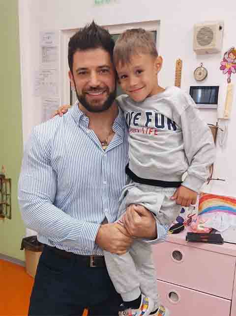 O ator búlgaro publicou novas fotos no Instagram revelando uma aparência bem distinta daquela exibida na época em que participou da saga.
