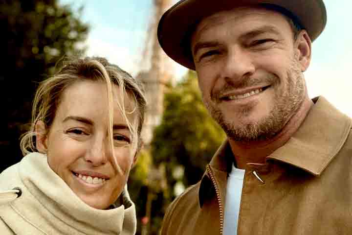 Alan Ritchson é casado desde a adolescência com Catherine “Cat” Ritchson, sua namorada do ensino médio, e juntos têm três filhos: Calem, Edan e Amory. 
