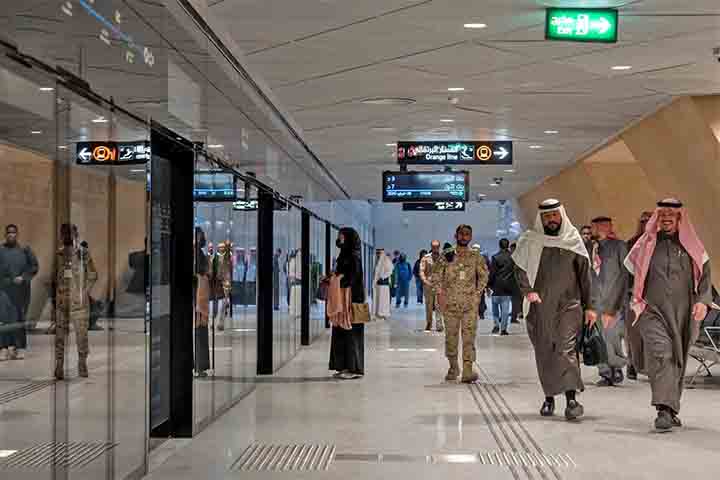 A estrutura de vidro da estação atua como um periscópio, conectando visualmente a superfície aos níveis subterrâneos e permitindo que a luz natural ilumine o interior durante o dia, enquanto o brilho interno se projeta para fora à noite.