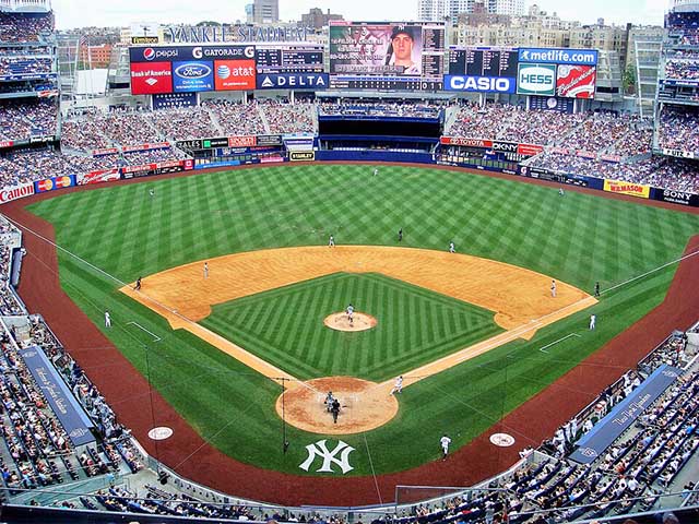 Outro destaque é o Yankee Stadium, casa do New York Yankees, um dos times mais famosos da história do beisebol. Assistir a uma partida ali é mais do que um evento esportivo, é participar de um ritual profundamente enraizado na cultura americana.
