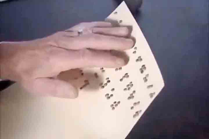 No final do século 19, já havia sido traduzido para diversos idiomas e adaptado às especificidades linguísticas de cada país. O Brasil adotou oficialmente o braille em 1854, sendo a primeira nação da América Latina a reconhecer o sistema.
