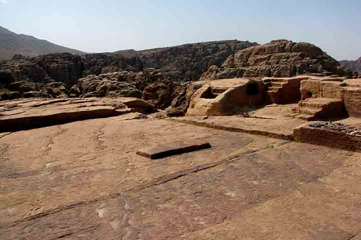 Algumas dessas trilhas exigem fôlego e preparo físico, mas a recompensa é sempre uma nova perspectiva dessa cidade milenar.