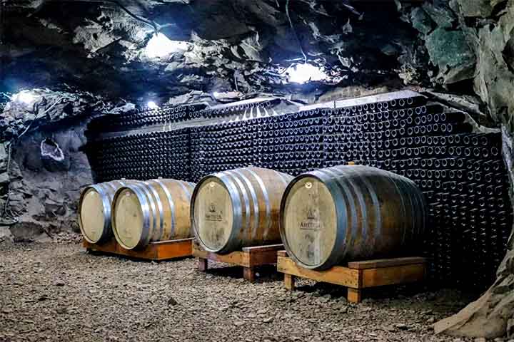 A cidade também surpreende com sua produção de vinhos. Algumas vinícolas funcionam em minas desativadas, onde a temperatura natural e constante garante a conservação ideal das bebidas. As degustações acontecem entre paredes de rocha e mesas esculpidas em cristais.