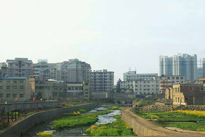 Anshun, onde vive a monja, é um município localizado na província de Guizhou, no sudoeste da China. 