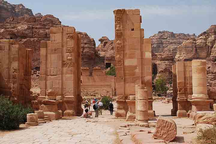 Mas Petra vai muito além do Tesouro. O sítio arqueológico se estende por uma vasta área, com uma infinidade de atrações a serem conhecidas.
