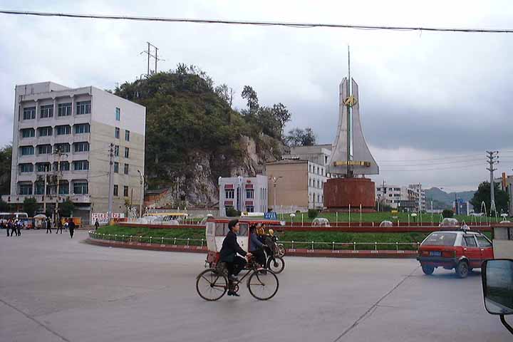 A região também é conhecida por preservar antigas vilas e costumes étnicos, como as casas feitas de pedra e o dialeto tradicional de descendentes de soldados que se estabeleceram ali há séculos.