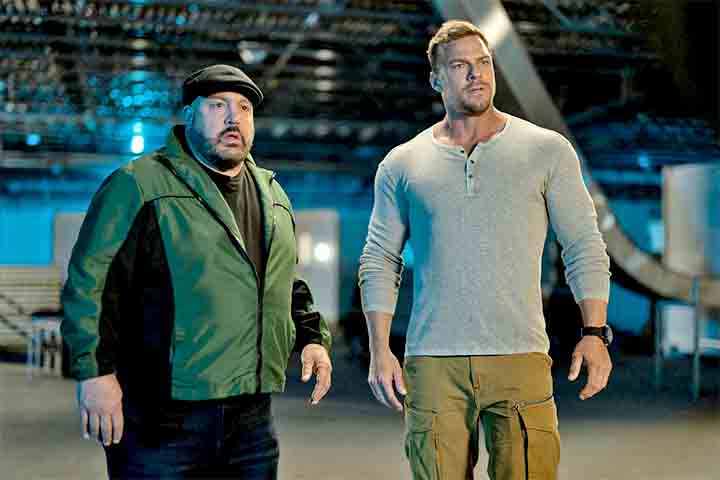 Mesmo se aventurando na comédia “Um Dia Fora de Controle”, disponível no Prime Video, o ator não deixou totalmente de lado o estilo que o consagrou. 
