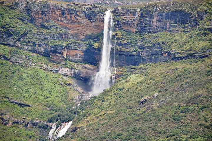 Madagascar possui uma diversidade impressionante de paisagens, indo de florestas tropicais úmidas a planaltos montanhosos, áreas áridas e savanas espinhentas. 