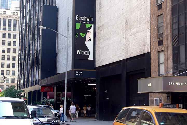 Compositores como George Gershwin, Irving Berlin e Cole Porter criaram trilhas sonoras inesquecíveis, e suas canções se espalharam pelo rádio e pelo cinema, transformando-se em clássicos da cultura popular americana.
