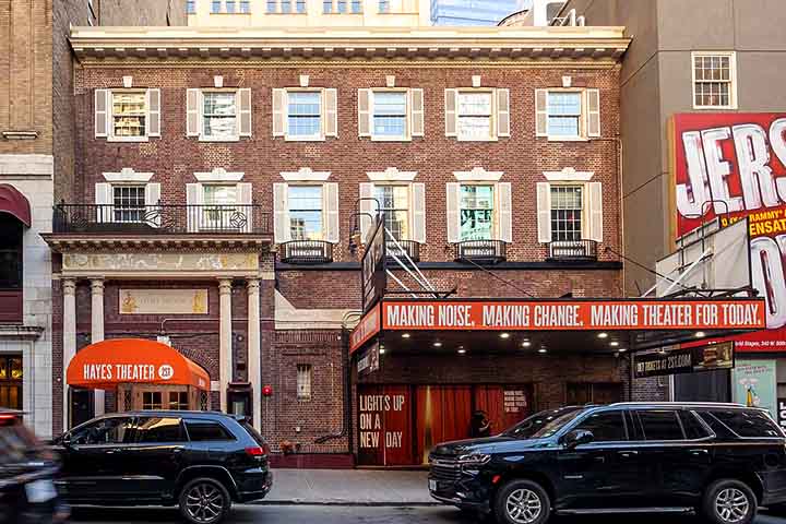 Musicais como Hair, com seu espírito hippie e contestador, Cabaret, com sua crítica ao totalitarismo, e Jesus Cristo Superstar, com temática religiosa e rock progressivo, redefiniram os limites do teatro.
