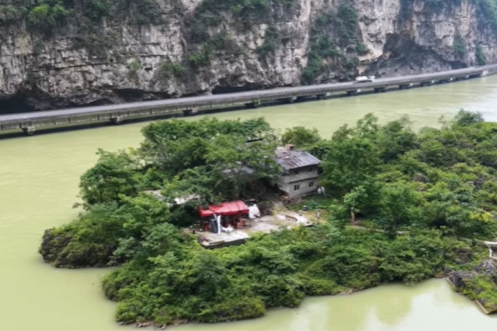 A casa foi construída em etapas ao longo dos anos e combina materiais levados por tirolesa e cargas carregadas manualmente pela família.