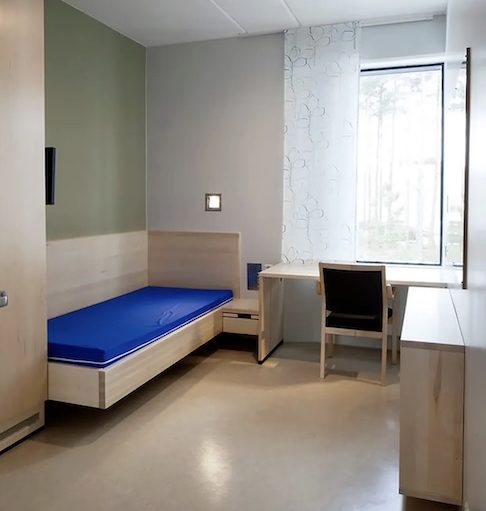 Dentro das unidades, cada preso dispõe de um quarto de 10 m² com janelas sem grades, chuveiro, vaso sanitário e uma TV.