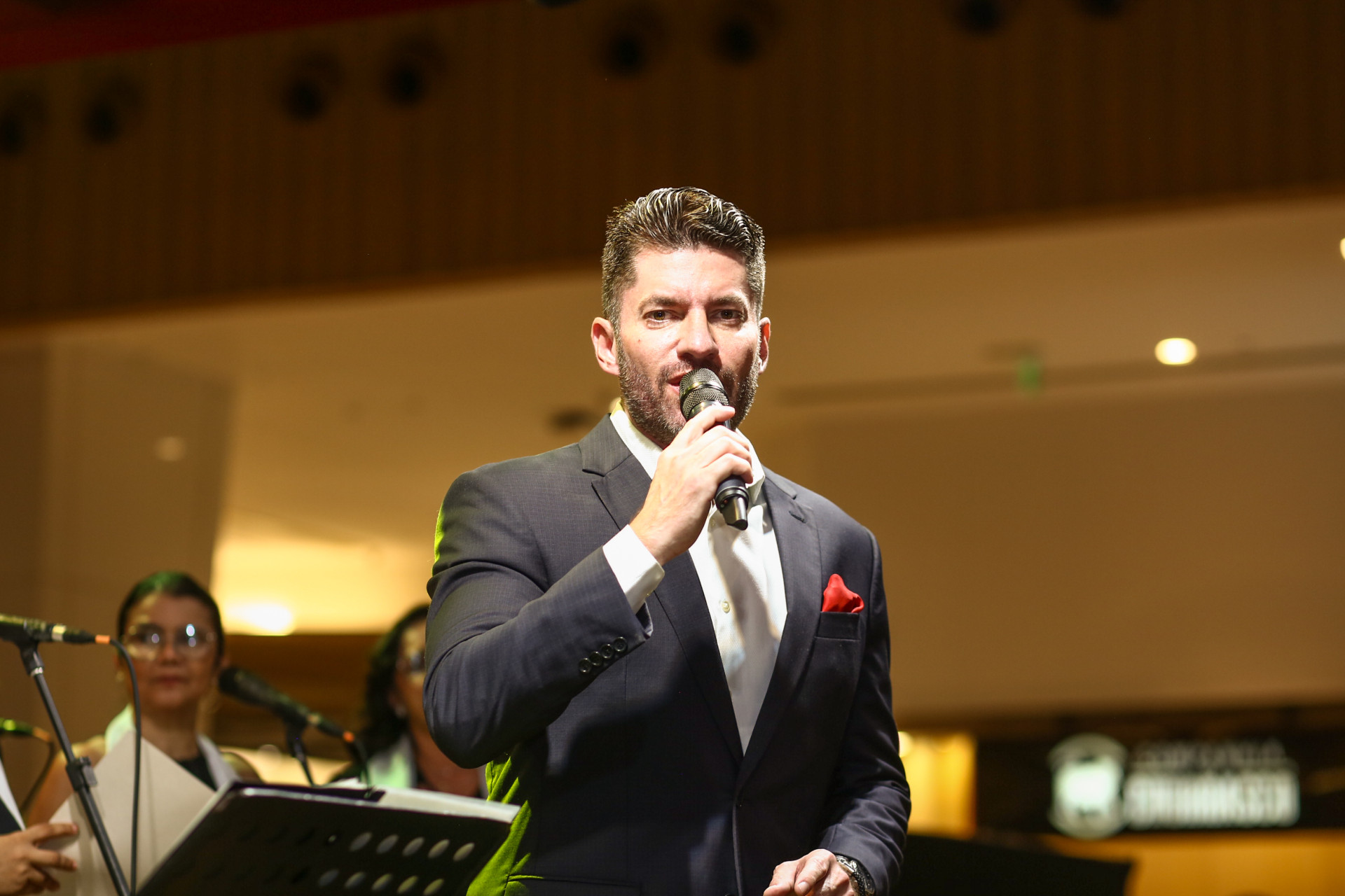 Paulo Jos&eacute; Benevides, cantor solista, em participa&ccedil;&atilde;o especial no Natal, M&uacute;sica e F&eacute; 2025